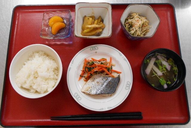ごはんと味噌汁とみかんのデザートが付いたメニュー