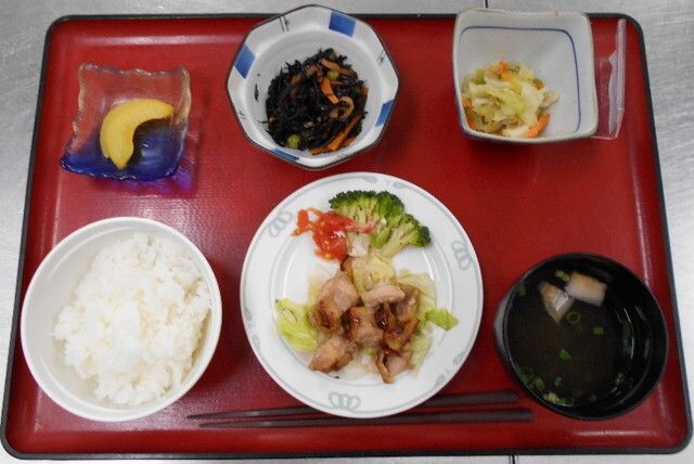 ブロッコリーを添えたチキンと、ひじき煮、ご飯と汁物のセット
