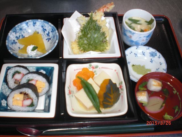 太巻き寿司と天ぷらの盛り合わせと野菜の煮物や茶碗蒸し、吸い物とデザートのセット