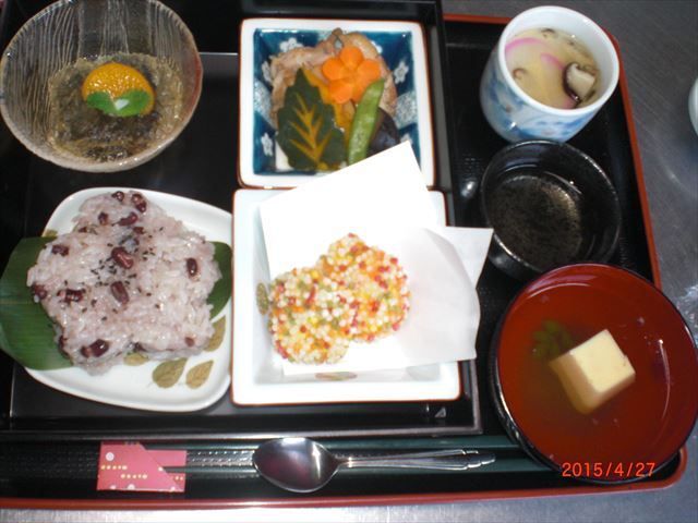 赤飯とぶぶあられのから揚げ、野菜の煮物や茶碗蒸しと吸い物のセット