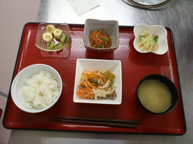 南蛮漬けとごはんと味噌汁、フルーツのデザートがセットになった献立