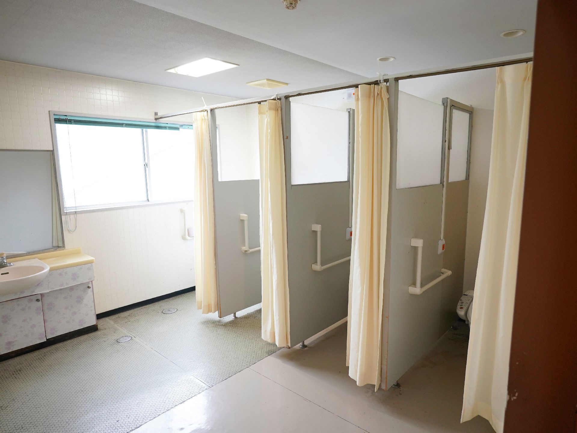 手すりが設置されているトイレ