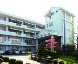 緑に囲まれた建物の外観