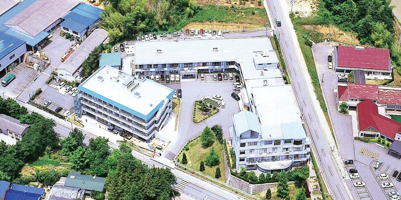 緑に囲まれた建物の外観