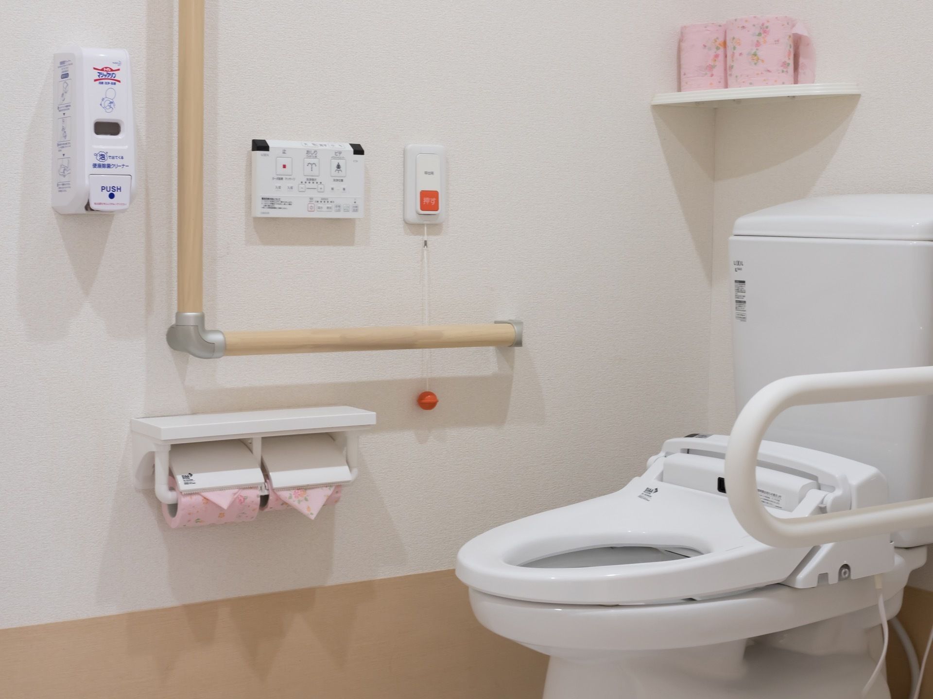 トイレには便座の両側に手すりと、便座除菌液や緊急通報装置が設置されているので安心してご利用いただける。