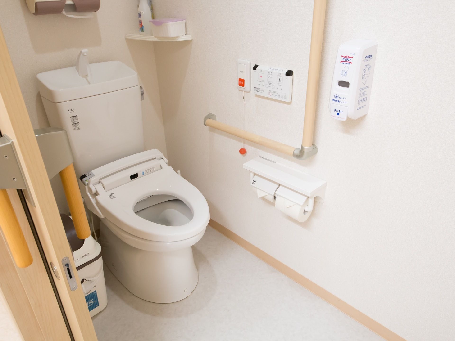 トイレの壁には手すりが設置されている。スペースが広いので車椅子をご利用の方でも快適にご使用いただける。