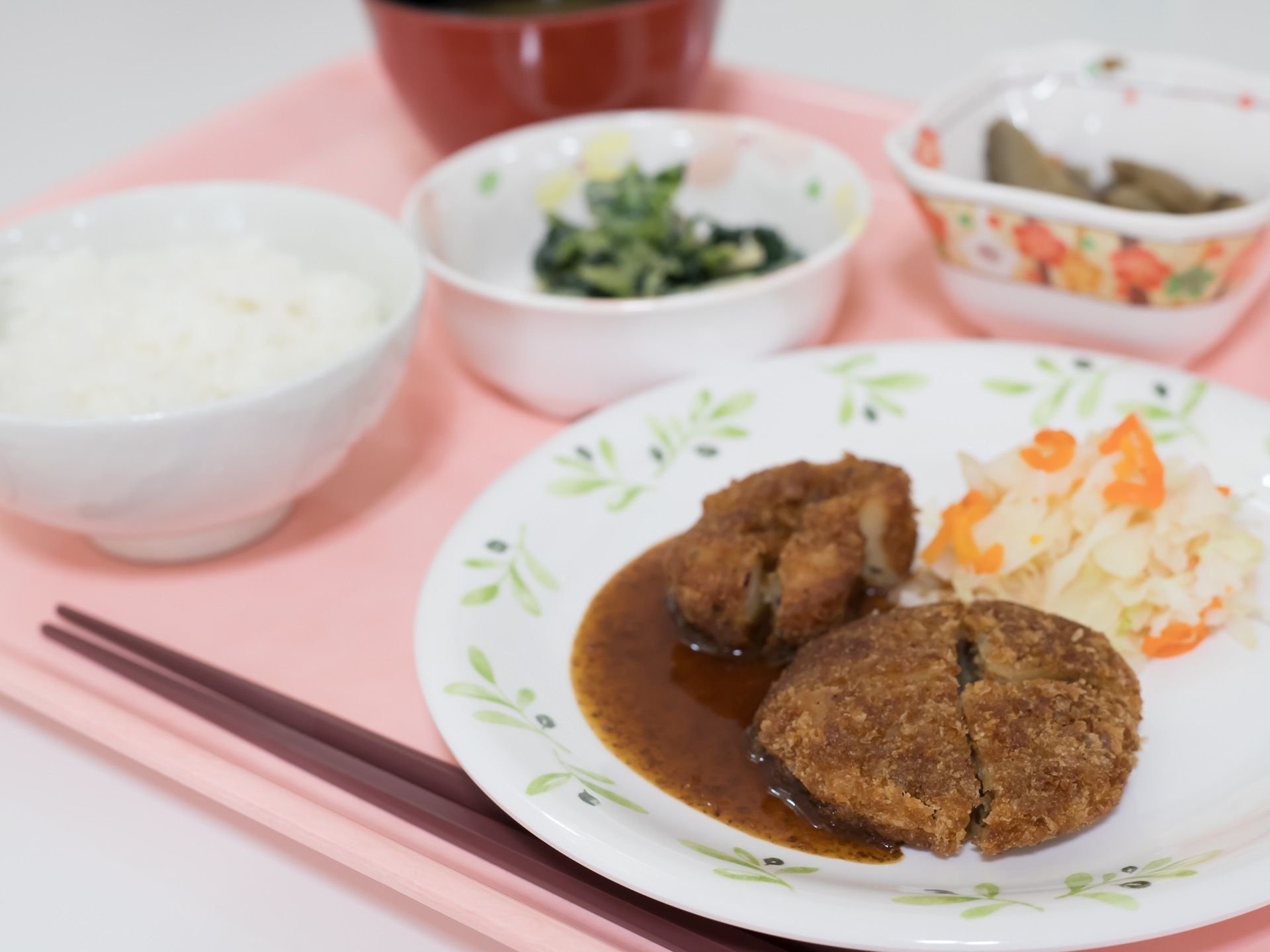 食事はバランスが考えられており、ごはんや汁物、主菜など健康に考慮した食事になっている。コロッケなどは食べやすい大きさにカットされている。