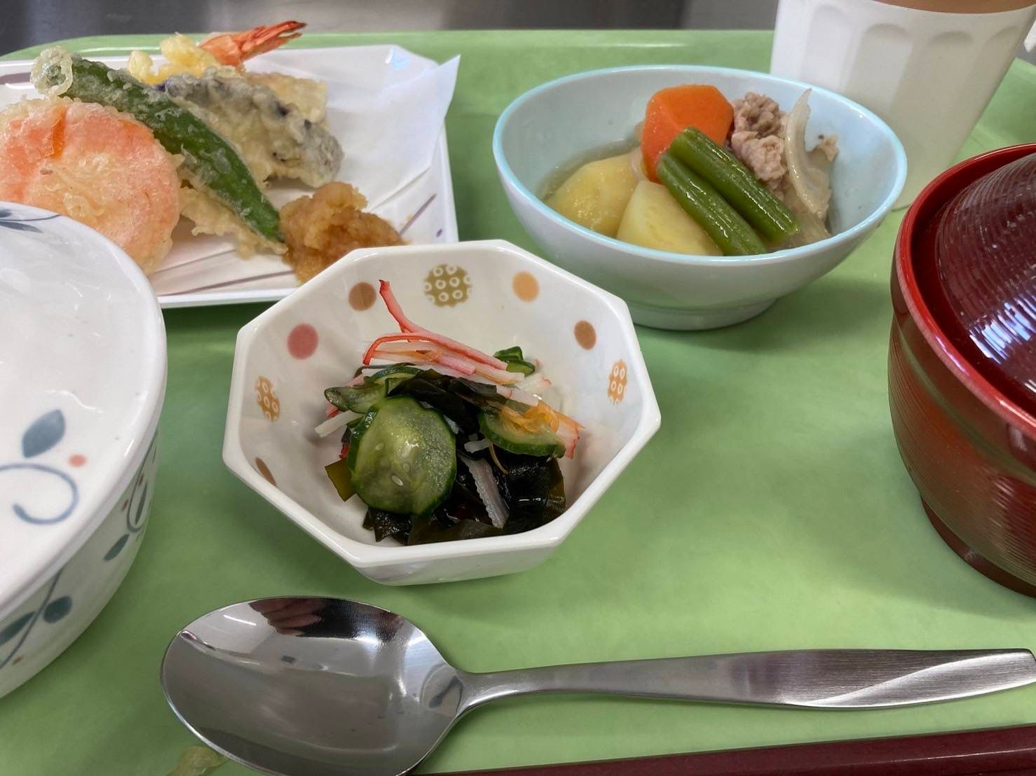 彩り豊かな食事の一例