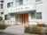 木造３階建の白い建物である。玄関のひさし部分に大きく施設の名前が入っている。手すりの付いた階段とバリアフリーのスロープが玄関に続く。