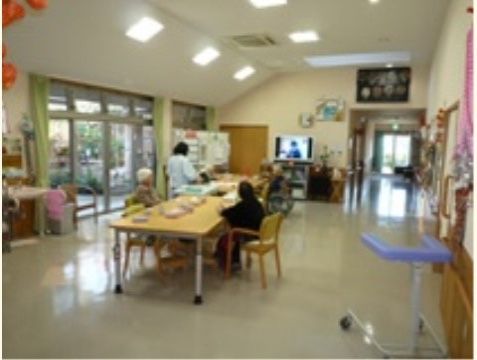 食事やレクリエーションなどが開かれる共有スペース。壁などに飾りつけを施し、入居者様に楽しんでいただける空間づくりをしている。