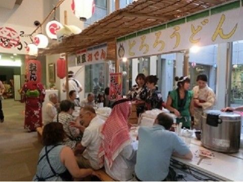 施設内で開催され、うどんやおでんが出されている屋台