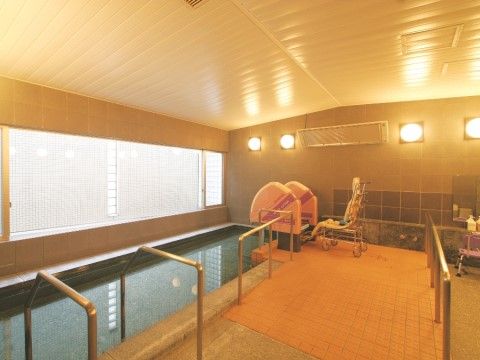 大浴場の湯船には、手すりを使って入ることができる。またリフトを用いて、座った姿勢のまま移動する設備も整えてある。