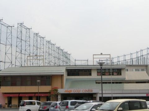 ゴルフ練習場へも通うことができる環境にある。打ちっ放しで汗をかいた後は、大浴場でリフレッシュする楽しみがある。