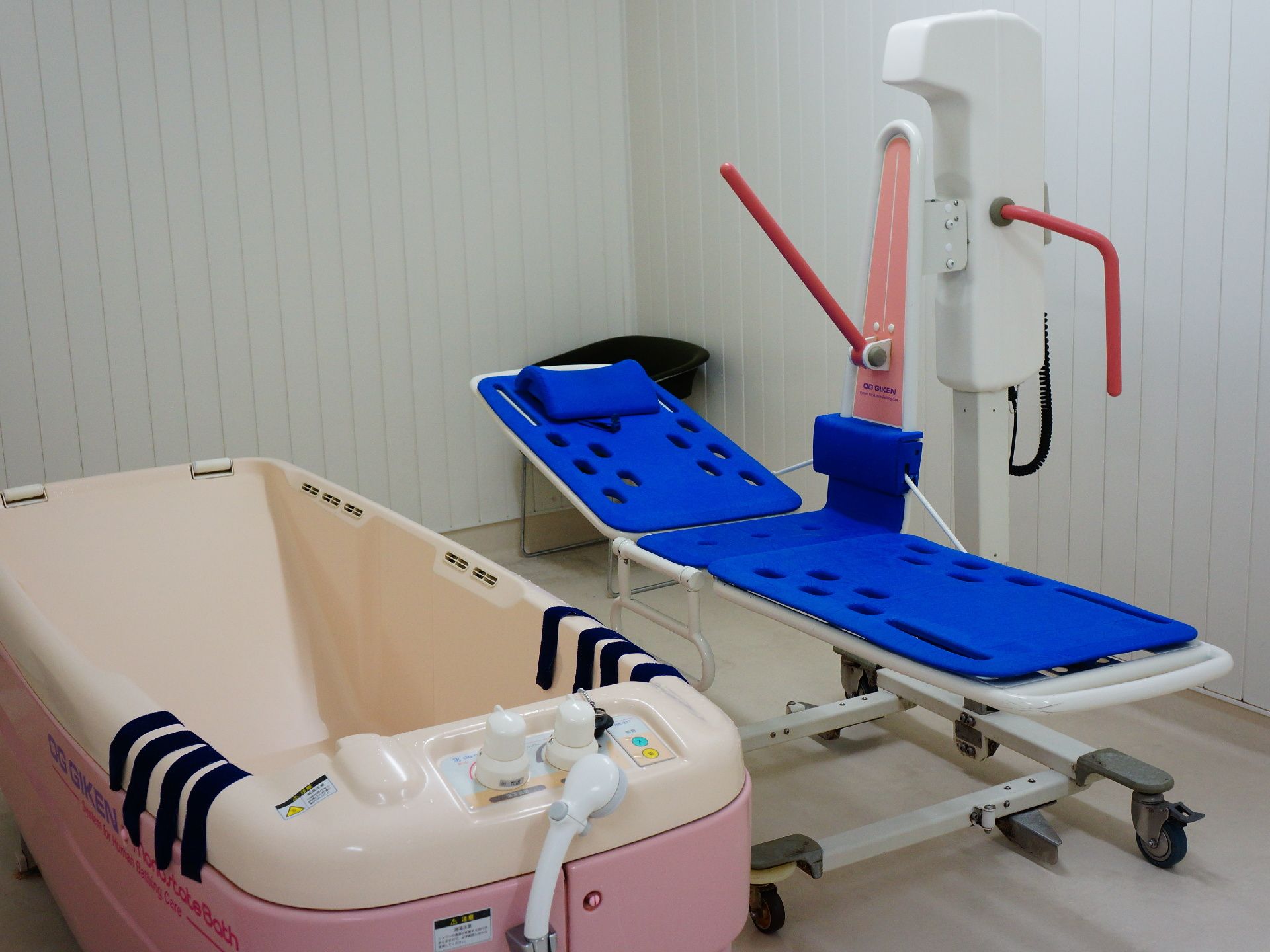 介護用の専用の器具が施設には多々用意している。ベッドや介護用バスタブなどは専用の部屋に準備されている。