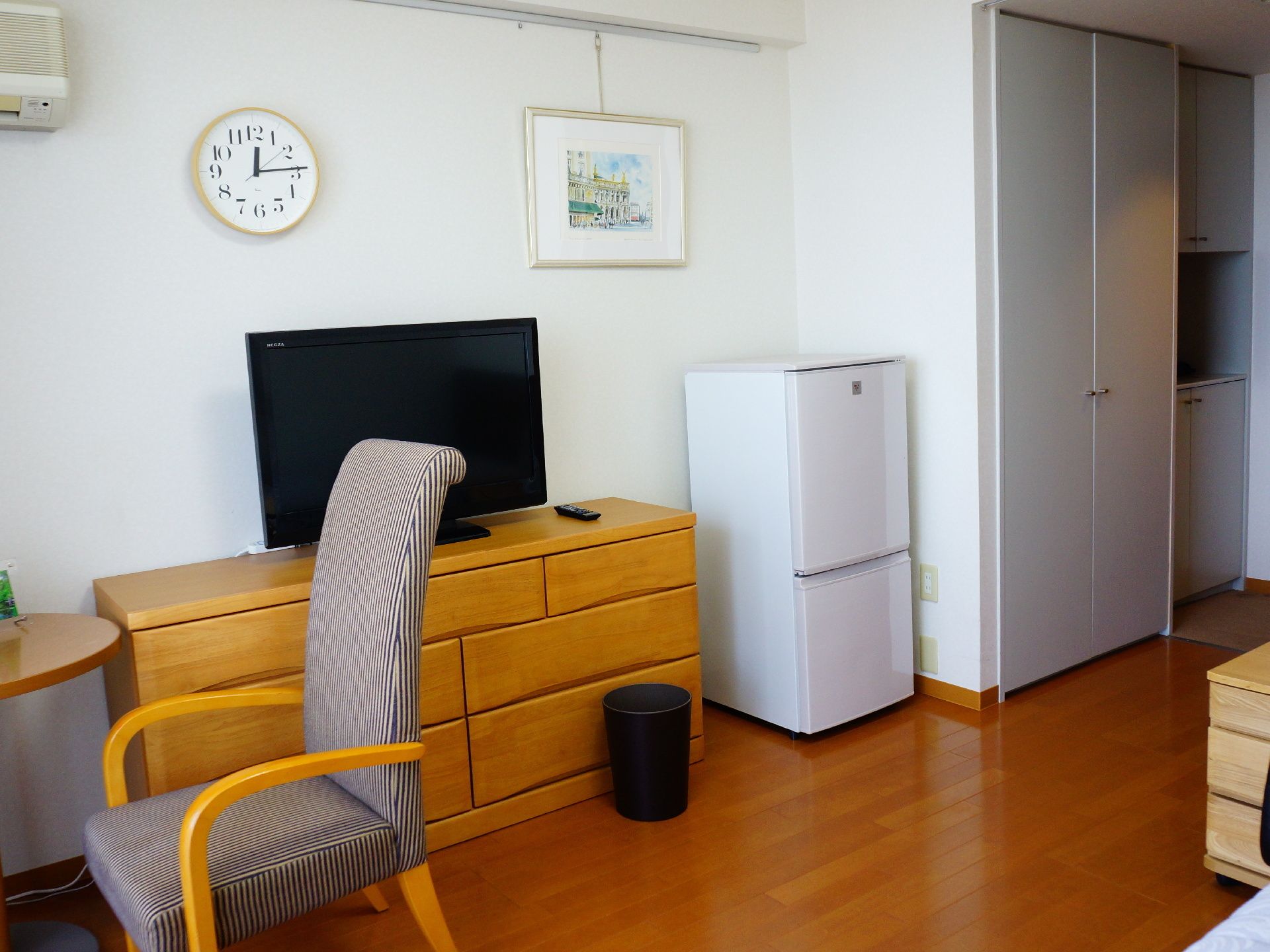 居室内にはエコアンがついており、壁にはピクチャーレールが通っている。テレビは台の上に乗っており簡単なテーブルや椅子も用意されている。