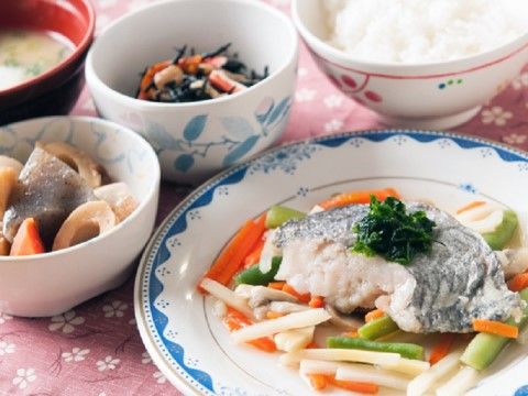 魚のムニエルやちくわとこんにゃくの煮物が並んだ食事