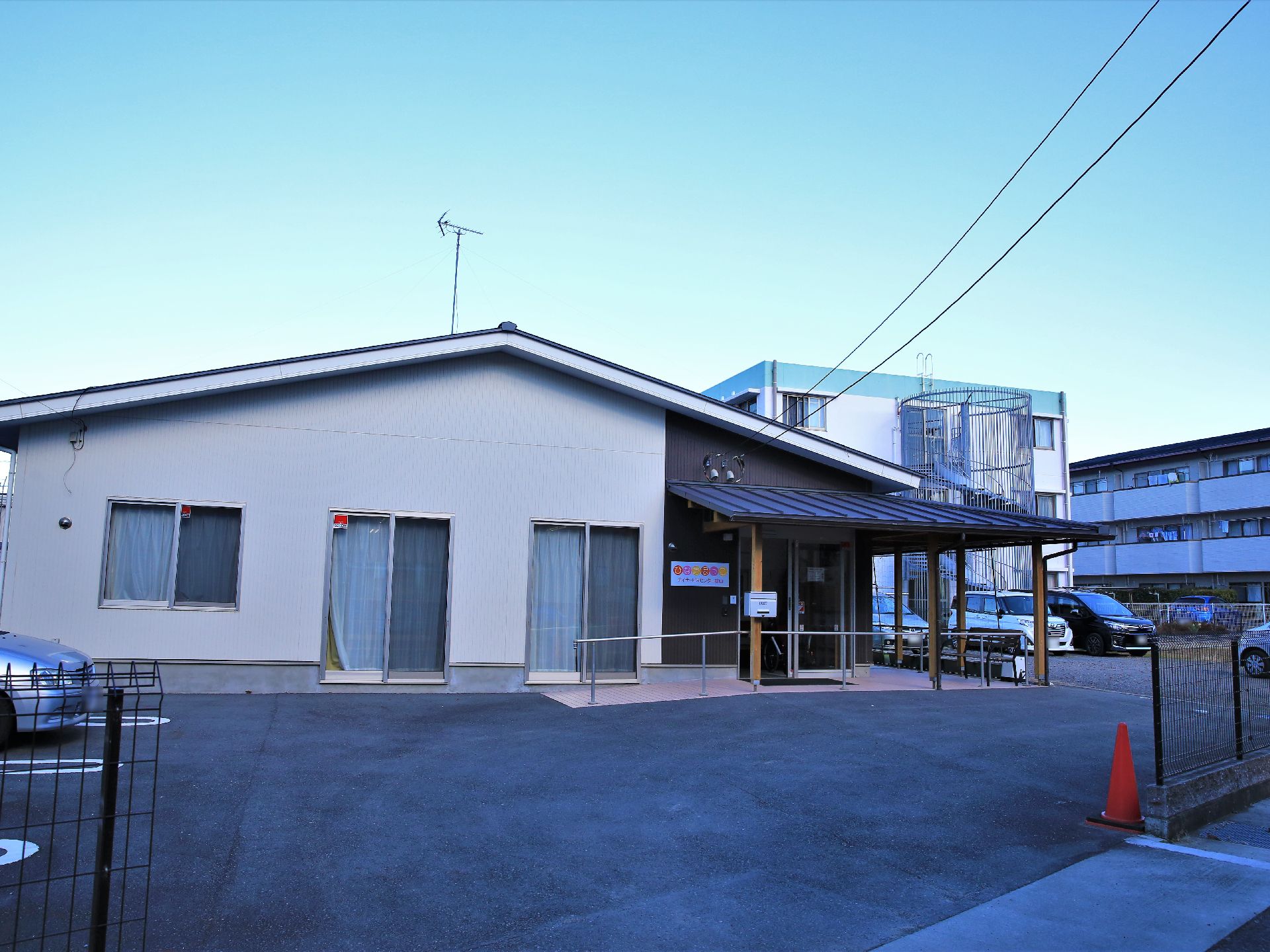 交通アクセス良好ながら、閑静な住宅地に立地している施設である。訪問介護やデイサービスを併設し、手厚い介護ケアを提供している。