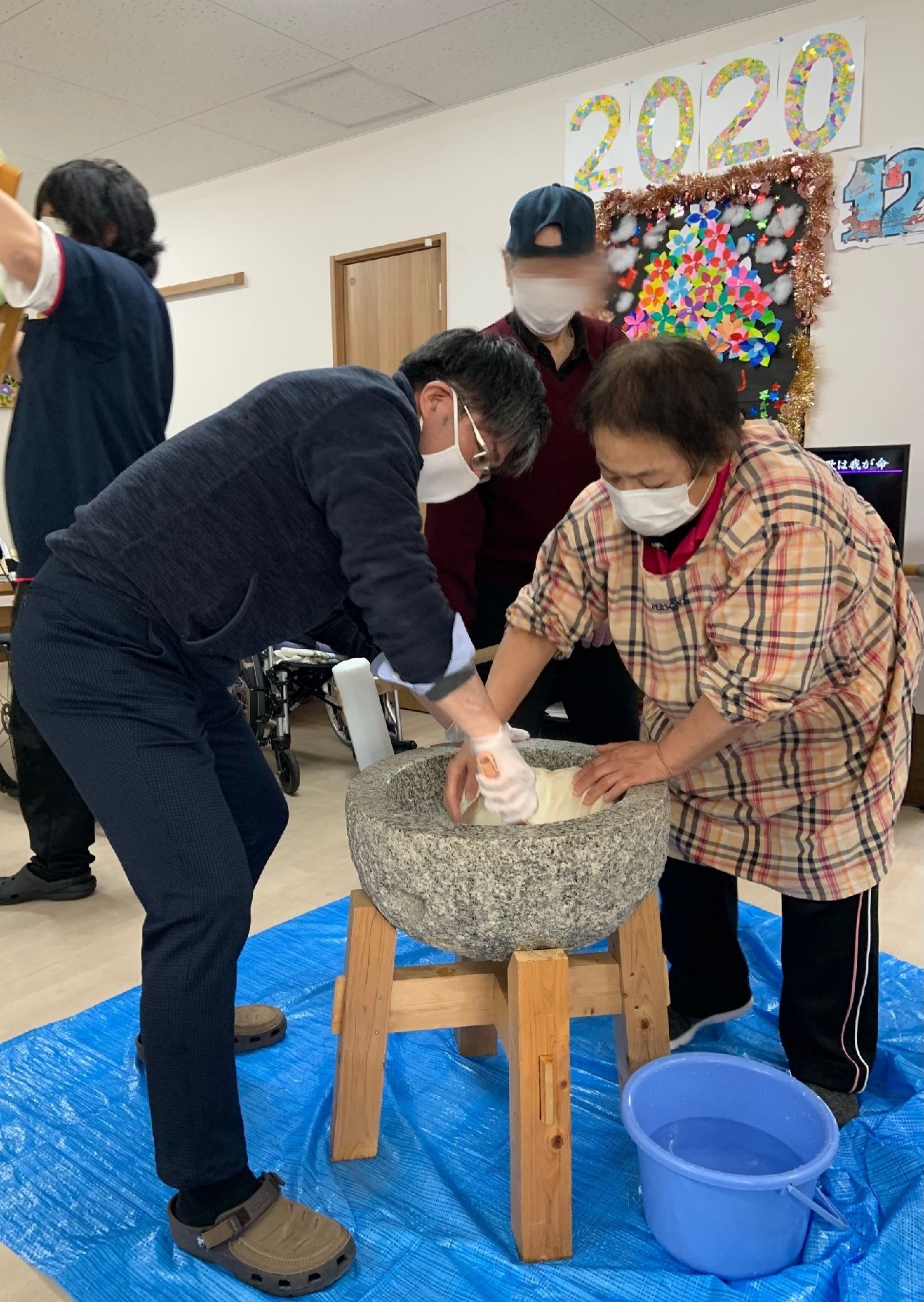 紙でできている白い動物のお面である。ペインティングして仕上げられている。紐で白い壁に掛けられている。