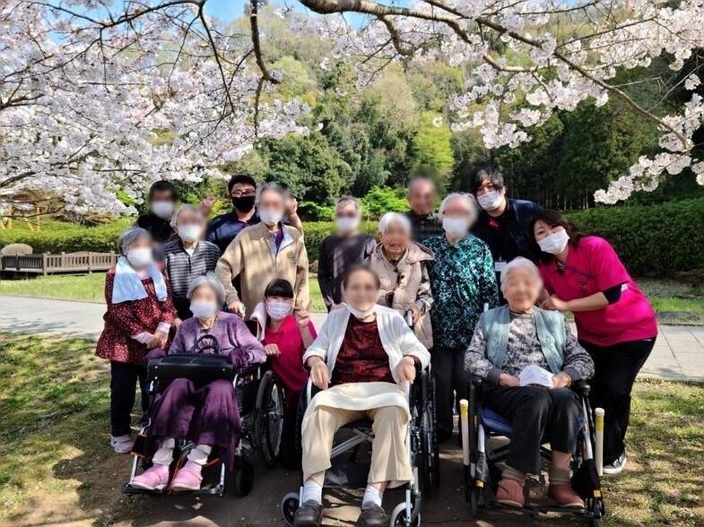 大きな窓があり明るい。転落防止柵付きのベッドには、緊急コールの備え付けもあり安心できる。エアコンは完備でデスクと椅子も揃えられている。