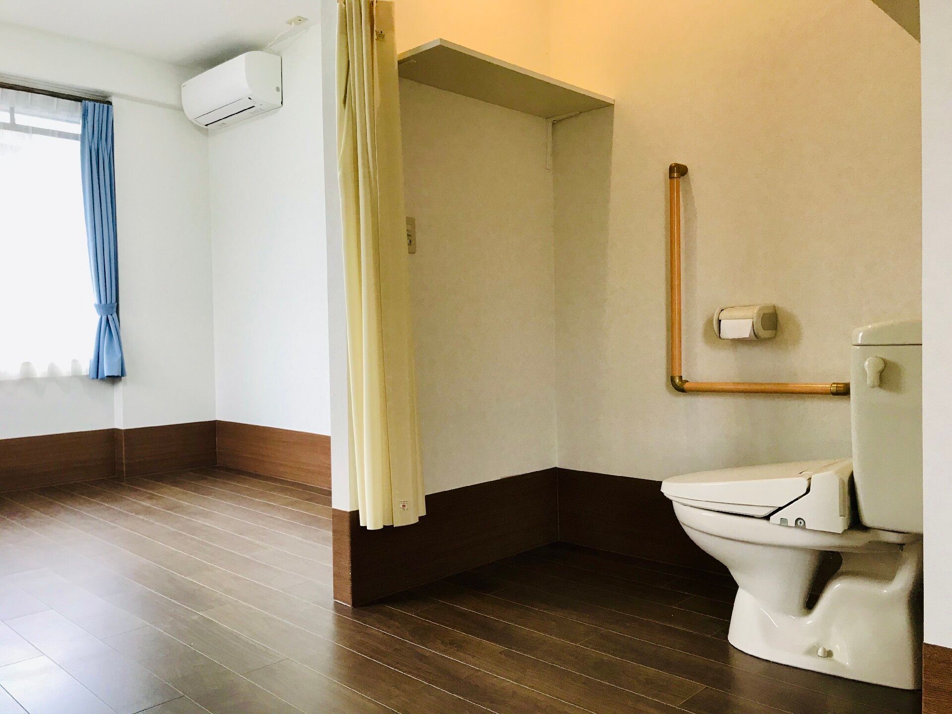 施設入口付近は、レンガ調の壁になっており、建物自体は白い外壁となっている。自動販売機が設置されている。