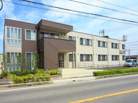 施設の前の大通の反対側から眺めた、２階建ての施設外観