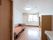 個室トイレや洗面台が備わった居室で、腰掛け窓が設置されている。窓にはピンクのカーテンが掛けられており、左右両側で束ねられている。