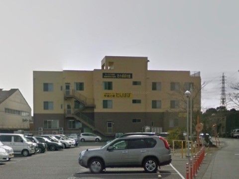 穏やかな茶系と黄色系の２トーンカラーの建物。建物の外には、非常用の外階段がある。敷地内に駐車場も完備されている。