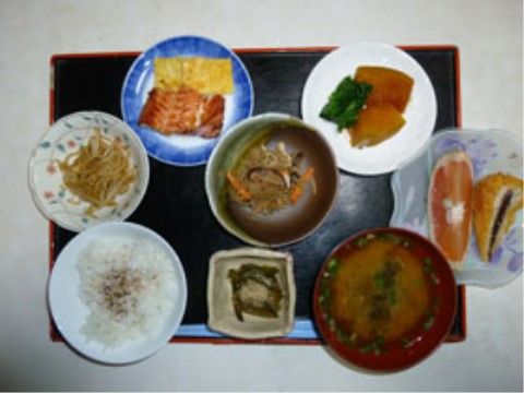 ふりかけご飯に味噌汁、切り干し大根や魚などが盛り付けられている食事