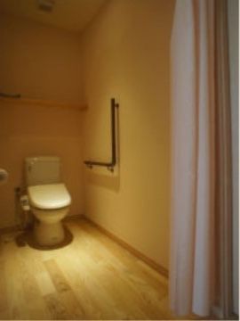 トイレには洋式便器が設置されている。便器の前は車椅子をご利用の方もそのまま入れるように広く設計されている。