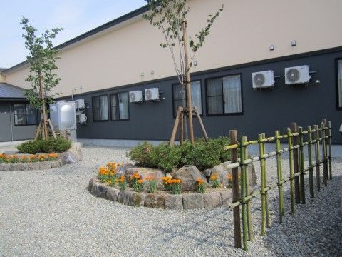 施設の外観は白色と黒色の2色からなっている。施設内には中庭があり、鮮やかなオレンジ色の花を咲かせている。