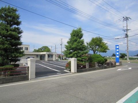 施設周辺には病院がある。入居者様がいつ体調を崩されてもすぐに対応してもらえるようになっている。木が植えられている。