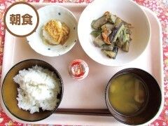 ご飯と味噌汁がセットになった朝食