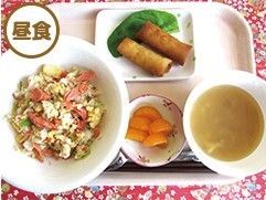 春巻きとスープが付いた昼食