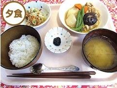 野菜の煮物とご飯と味噌汁がセットになった夕食
