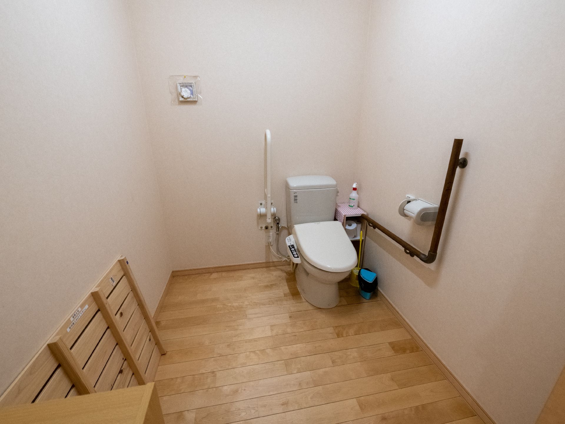 手すりが取り付けられ、床の段差ができる限り解消されているトイレ