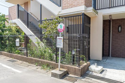 施設前バス停