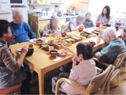 共有ダイニングでの食事風景