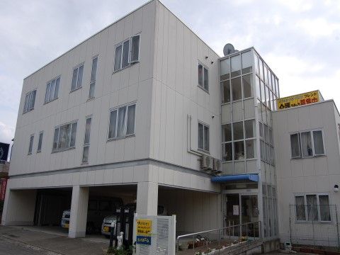 施設は、鉄骨造りの３階建てである。外壁の色はクリーム色である。１階部分は複数台駐車可能なスペースとなっている。
