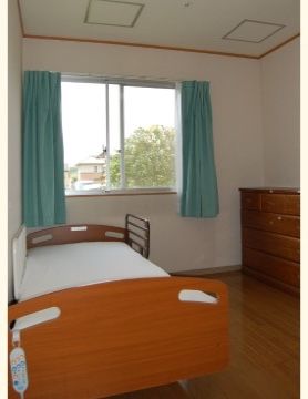 居室には、電動の介護用ベッドが設置されている。転落防止の柵が付いており、安心して睡眠を取っていただける。