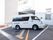 点字ブロックが設置された医療機関の入口前には、白いワゴン車が停車している。ドアには、ブルーの文字で法人名、医療機関名が明記されている。