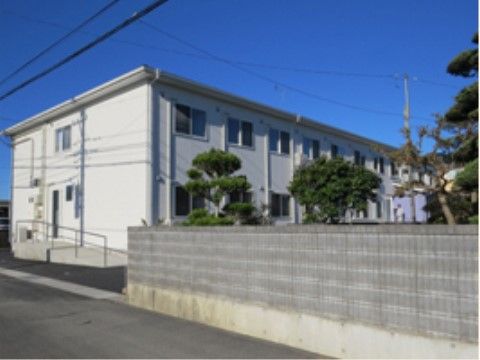 広い面積を有した２階建ての施設である。建物の横には、手すりの付いた緩やかなスロープが設置されている。