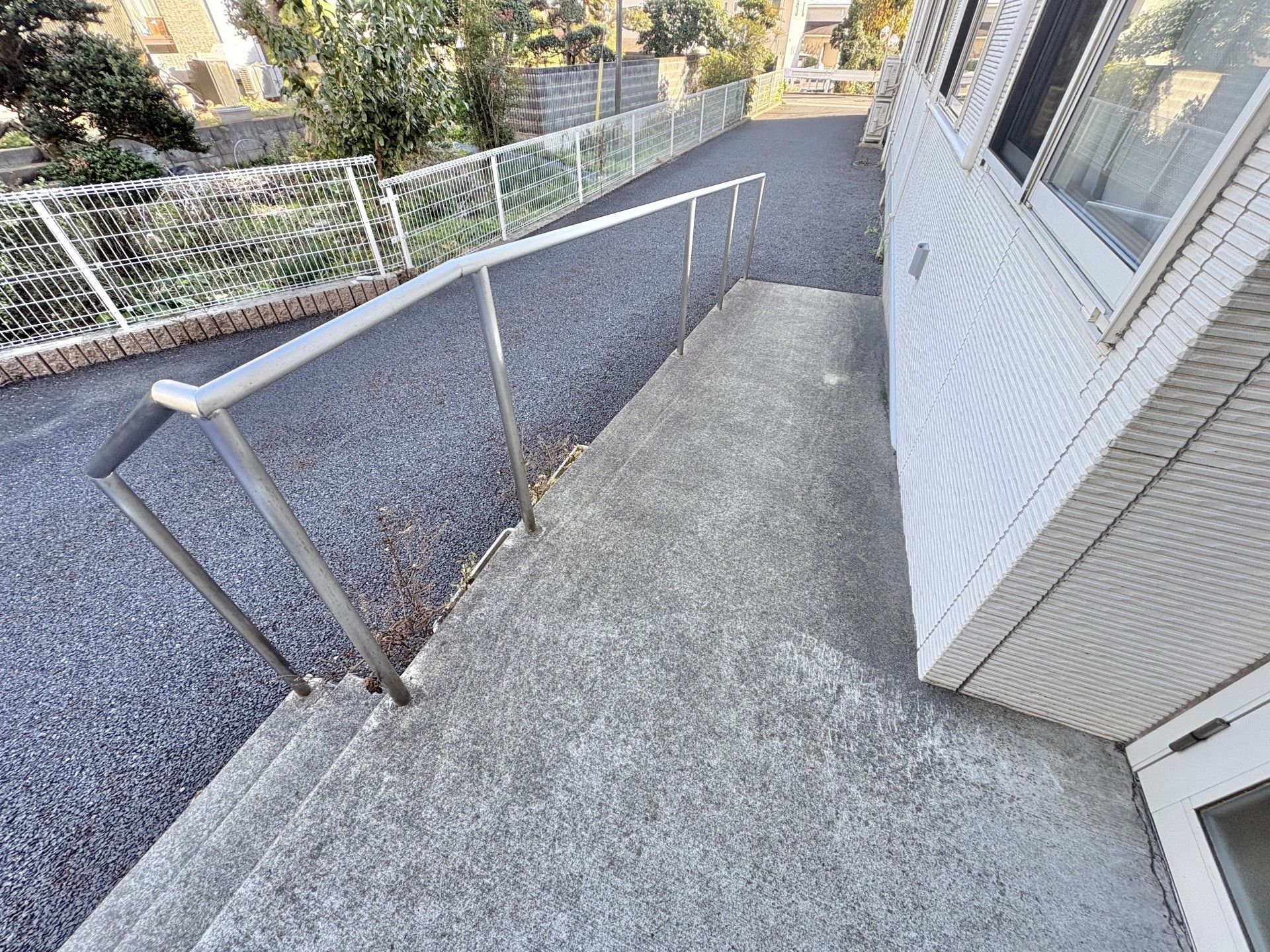 手すり付きのスロープ