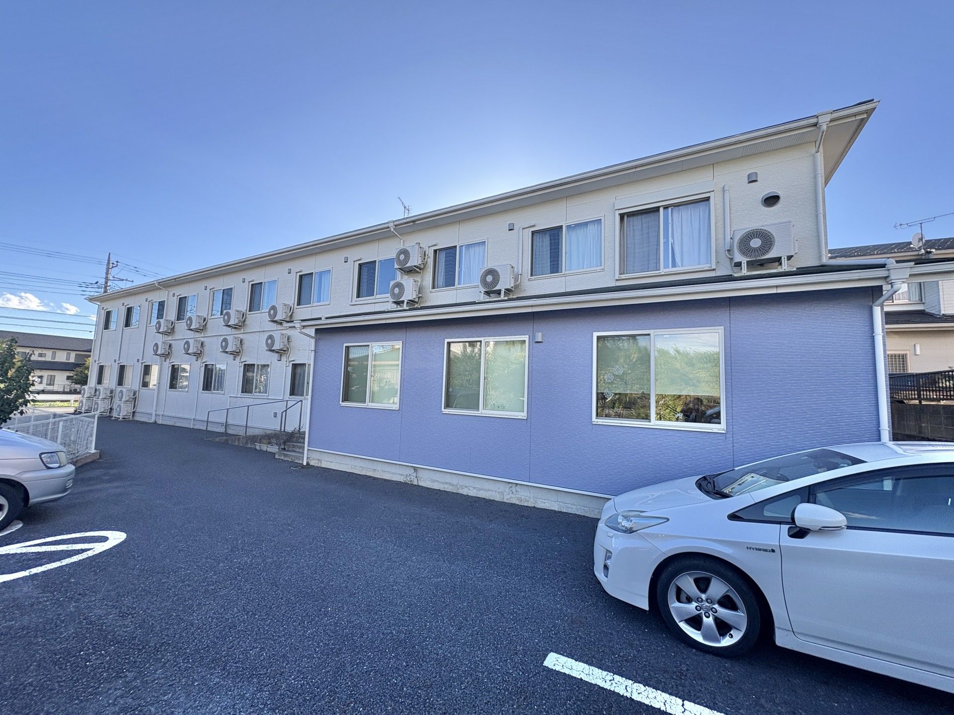 青い外壁の建物