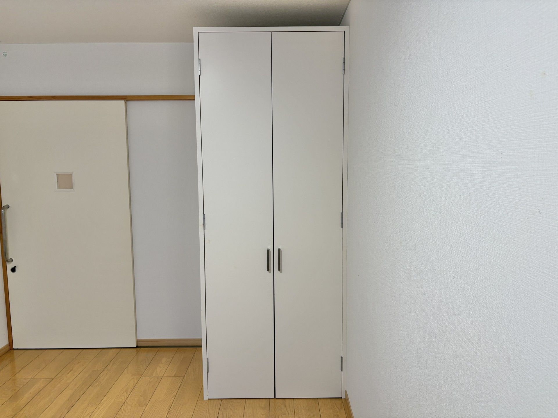 収納棚と引き戸のある部屋