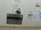 エレベーターホールと掲示板の様子