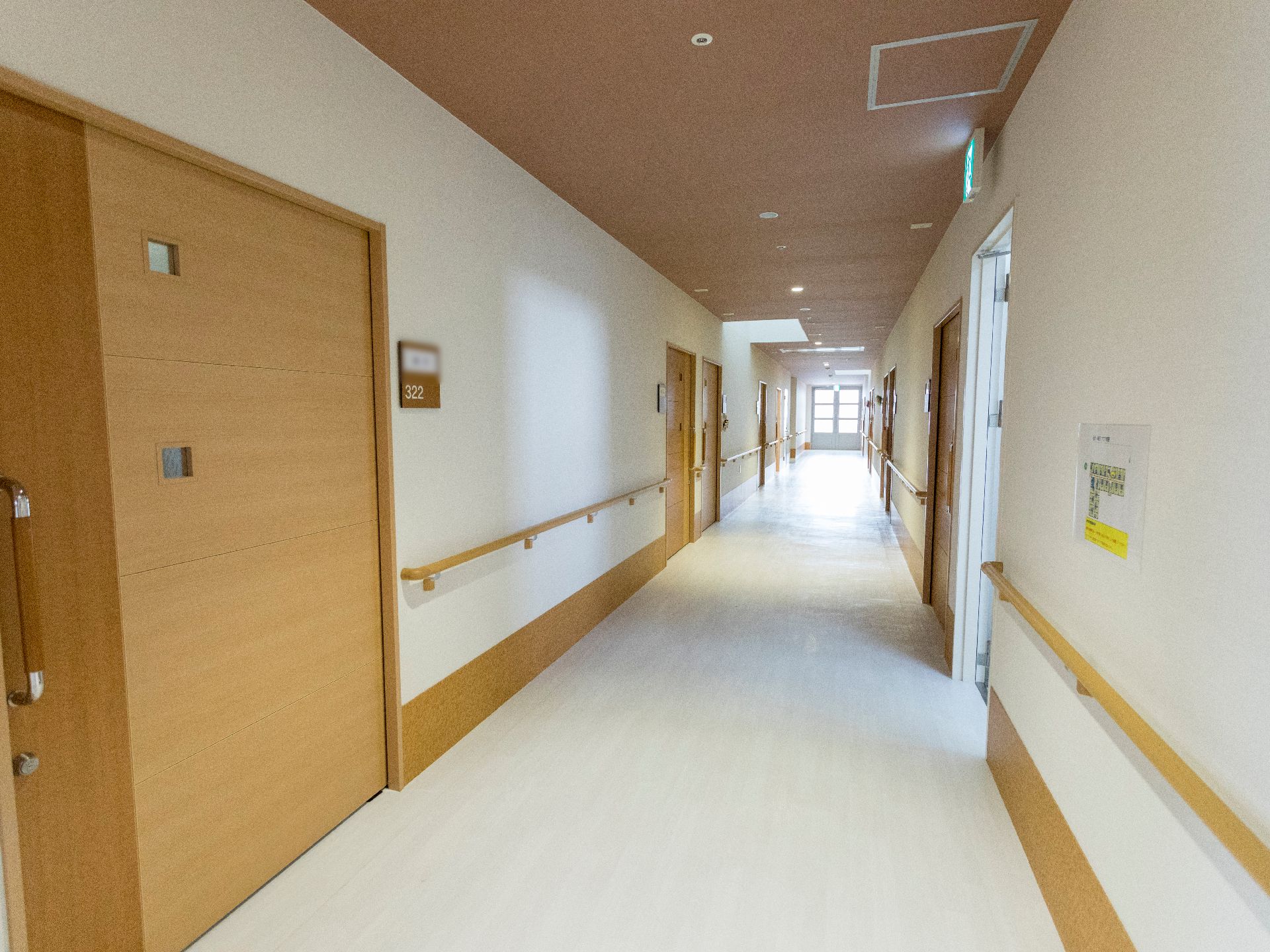 多くある各々の扉は引き戸になっている。扉の横には部屋番号とネームプレートが取り付けられている。廊下はまっすぐにのびている。