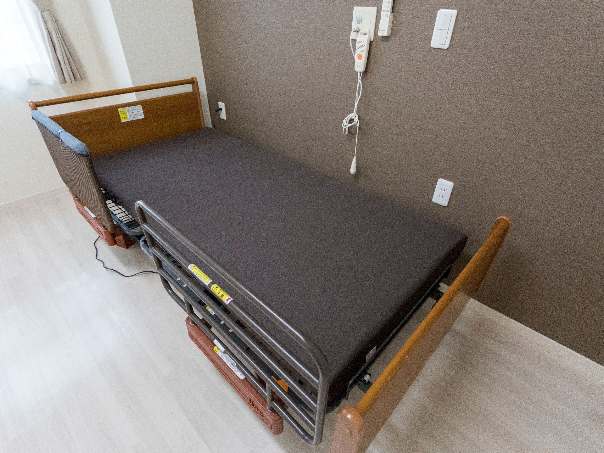 ベットは、電動リクライニングベッドが採用されており、介護者の負担の軽減はもちろん、利用者自身で起き上がる手助けとなり、自立を支援する。