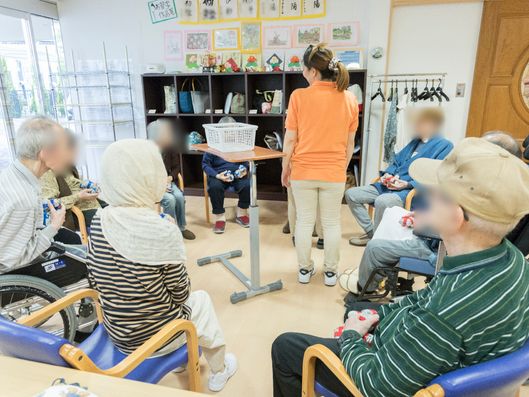 デイサービス・作業風景玉入れ