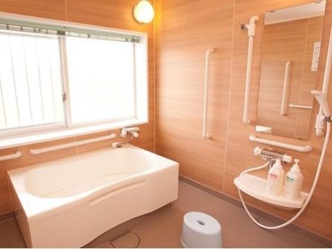 安全な手すり付き浴室