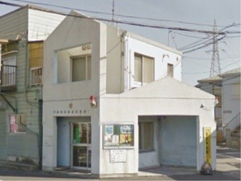 白い建物の外観